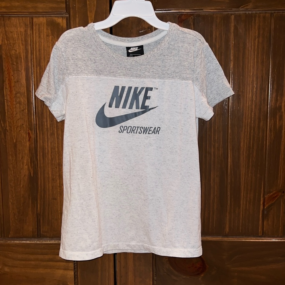 Greyish white “Nike Sportswear” t-shirt!